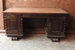 Mesa maciça em madeira nobre trabalhada, déc. 60/70, muito pesada, tampo forrado com fórmica, gaveteiro e prateleira. Med. 160 x 78 x 80cm.