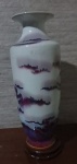 Grande vaso em porcelana decoração de nuvens nos tons vermelho e rosa, com peanha em madeira. China Sec XX - 65cm de altura