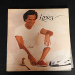 DISCO DE VINIL - Long Play - CBS (1985)   - Julio Iglésias - Libra - Capa e disco em bom estado.