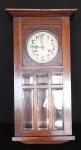 Antigo Relógio de Parede Alemão Fabricação Junghaus, com pêndulo e chave, parte inferior guarnecido com vidro bisotado. Med. 18cm x 28cm x 68cm .
