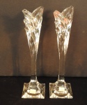 Espetacular Par de Solifleur de Grosso Cristal Alemão da Mikasa Translúcido, bordas ornadas em sobreposições com 31,5 cm de altura.