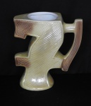 ANTIGA CANECA DE PORCELANA DE COLEÇÃO - Formato do numero 7 com  17,5 cm de altura com referência ao 5.;º Festival de chopp da Portela.