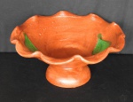 Interessante Centro de mesa/fruteira em cerâmica patinada e decorada com florais, bordas onduladas - Altura de 17cm e com 36cm de diâmetro.