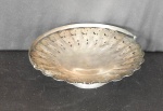 Centro de mesa com calça de metal espessurado à prata adornado com florais vazados, bordas em meia esfera. Altura 7cm - diâmetro 24cm