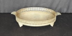 Centro de mesa em  metal dourado adorno no formato de conchas, laterais  vazadas, com pegas laterais . Altura 5cm - comprimento  28 cm contando com as pegas.