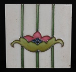 Antigo azulejo importado da Inglaterra, período do séc. XX, decoração de uma flor. raro. med. 15cm x 15cm