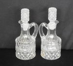 Lote com 2 peças de vidro moldado com decoração bico de jaca, para acondicionamento de vinagre e azeite. altura. 19cm