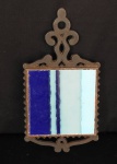 Porta panelas elaborado com ferro fundido e base em azulejo antigo nacional. med. 23cm x 12cm x 2cm de altura.