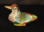 Pequena figura de pássaro em cloisonnet com rica policromia com bico dourado. med. 6cm