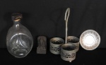 Lote diverso com pirex de metal, suporte de metal, garrafa de vidro e escultura de resina.