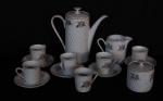 Antigo Conjunto de chá de porcelana Real, meados do séc XX - corpo decorado em relevo lembrando palhinha, decoração de florais multicolor,  composto de 1 bule com 20cm de altura tampa e borda filetada com ouro, cremeira com borda filetada com ouro com 9cm de altura, açucareira com borda e tampa filetada com ouro com 7 cm de altura e 6 xicaras e 5 pires.