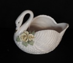 Pequena escultura de porcelana branca da K's coleção - formato de cisne com decoração com rosas e folhagens na lateral esquerda. Med. 13cm x 8cm x 10cm.