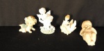Lote com 4 esculturas diversas sendo uma bailarina com cisne com 7cm de altura, 2 anjinhos com 9 e 6 cm de altura, os três de resina,  e um menino dormindo com 12 cm de gesso apresentando ínfimo bicado no pé.