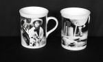 Lote com duas canecas de coleção da Offi n.º 1 com impressão artística em preto e branco com cenas de escritório e de crianças. Altura 10 cm