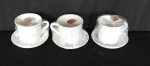 Lote com 3 xicaras de porcelana branca com os respectivos pires, fabricação pozzani - com 9cm de altura.