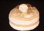 Porta Joia em porcelana branca decoração na parte superior com rosas e folhagens - Med. 8 x 6,5 x 7cm