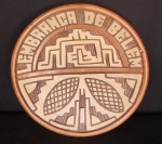 COLECIONISMO - Espetacular prato decorativo confeccionado em cerâmica marajoara., com inscrição " Lembrança de Belém" med. 22 cm diam.