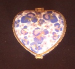 Porta Joia em porcelana guarnecido com metal dourado, formato de coração com decoração floral, padrão azul, dourado e branco. Med. 6 x  3,5 cm