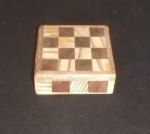Pequena Caixa porta joia em madeira nobre com decoração quadriculada na cor marrom e marfim. Med. 2,5 x 7,5 x 7,5cm