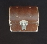 Antigo porta joias formato baú em couro  legitimo e tachado com revestimento interno tecido vermelho - med.  8 cm alt x 7,5cm larg x 10cm comp