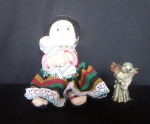 Antiga boneca de tecido segurando bebe com vestido listrado e um anjinho com instrumento musical em pesado bronze. Alt. 16 cm e 7cm