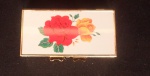 Caixa de metal dourado com decoração flora,, interior com forração tecido vermelho, utilizada como porta objetos para costura, utilizado em viagens. Med. 8,5 x 4,5cm