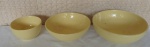 Lote com 3 (três) bowls de porcelana no tom amarelo sendo o maior com 25 cm de diâmetro  e 9 cm de altura o médio com 21 cm de diâmetro e o menor com 13cm de diâmetro.
