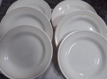 Lote com 6 pratos rasos fabricação oxford de porcelana branca com listas alaranjadas.