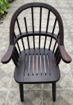 Cadeira de braço estilo colonial inglês em madeira nobre, assento ripado, braços curvos, um espaldar com defeito (vide foto), pernas e laterais torneadas. Med. 95 x 60 x 50 cm