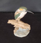 Escultura em resina de Pássaro policromado. Med. Altura 14cm