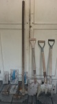 Lote de ferramentas para construção  (usadas) composto de 3 pas, 3 desempenadeiras de aço, 1 enxada de cabo longo e duas marretas grandes.