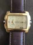 Relógio da marca Romanson quartz. Parado muitos anos guardado. Hora  para dois países. Mede 40x30mm.