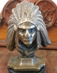 Raro mascote da lendária motocicleta Indian. em bronze. Mede 11cm x 09 cm