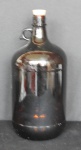 GARRAFÃO BOTICÁRIO AMBAR COM ALÇA E ROLHA BOTOQUE N.º 2 - UTILIZADO PARA ARMAZEMAR ALCOOL - ESSENCIA - VINHO - CACHAÇA - ETC - CAPACIDADE 4,5L - ALTURA. 35 cm.