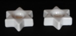 Lote com 2 porta velas em porcelana branca no formato de estrela. Med. 2,5cm x 8,5cm