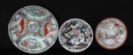 Lote com 3 pequenos pratos decorativos oriental, med. 14cm - 10cm e 9,5 cm de diâmetro
