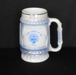 COLECIONISMO - Caneco de Porcelana grande Loja Maçônica Cayrú n.º 762 Rio de Janeiro.  Alt. 16cm
