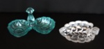 Lote com 2 peças de vidro grosso uma no formato de uma folha translúcida med. 11cm e um suporte para condimentos de mesa na cor azul. Med. 14cm x 8cm