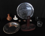 Lote com peças diversas, sendo uma bandeja de acrílico com 30cm de diâmetro, 1 centrinho de mesa em metal prateado com decoração vazada com 22cm de diâmetro, 1 Vasinho de Cerâmica com 12cm de altura, 2 recipiente de vidro translúcido sendo um com bicado, 1 tampa de porcelana sobreposta com coelhinho medindo 9,5 x  7cm x 8cm - uma tampa com rolha - 2 pedras lapidadas, e um suporte de madeira.