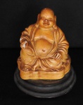 Escultura de figura oriental em resina trabalhada sobre base de madeira nobre, apresenta bicado na mão direita. no estado, Alt. 14cm