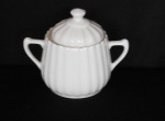 Açucareiro de porcelana branca com decoração em caneluras com pequeno bicado na borda interna, fabricação Mauá - Med. 12cm de altura.