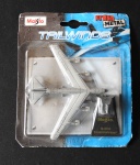 Avião em metal Cinza da Maisto B-52H com suporte em plástico na cor preta. Med. 10cm x 11cm