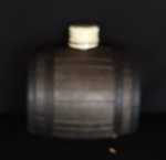 Pequeno Barril de agua ardente da Old St. Andrews Scotch apresenta liquido em seu interior sem garantia para uso. Med. 7cm x 8cm