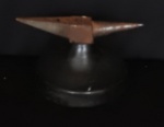 Pequena Bigorna de ferro utilizada por ourives. sobre base de madeira.  Med. 14cm x 7,5cm