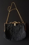 Espetacular Bolsa Francesa  Feminina, na cor preta,  da Cerny  (Paris) em ótimo estado, guarnição de metal folheada a ouro, fechos com brilhantes sintéticos. Med. 16cm x 14cm