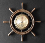 Antigo e Interessante Barômetro "Orka" no formato de timão de navio, no estado, elaborado com madeira nobre e aro metálico. Diam.28cm entre as pontas do timão.
