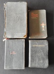 Lote com 4 Livros religiosos sendo Cantor Christão, Missal e duas bíblias - apresentam desgastes e um com a capa solta. No estado.