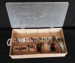 Caixa para esporte de pesca com dezenas de iscas artificiais de tamanhos e modelos diferente. Caixa mede 5cm x 15cm x 27cm