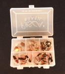 Pequeno estojo com diversas iscas artificiais para pescaria esportiva. Med. 3 cm x 8cm x 11cm