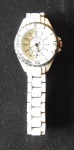 Relógio Feminino Chanel carcaça e pulseira branca, apresenta desgastes, nãos e encontra funcionando, no estado.